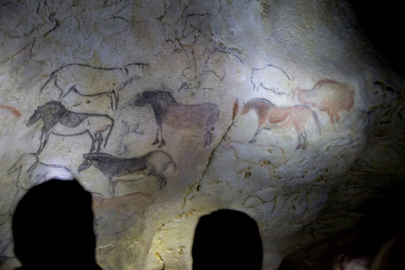 Junto a la regata del riachuelo Goltzibar, en un precioso rincón del valle de Sastarrain, los antiguos habitantes del Urola disfrutaban de uno de los hermosos rincones de Gipuzkoa. Al parecer, la cueva de Ekain enZestoa era uno de los destinos de los grupos nómadas que se acercaban desde el Pirineo en los meses de primavera-verano a la costa en busca de los animales que les suministrarían carne, pieles, cornamentas... Carne que les alimentaría y pieles que les darían calor durante los duros meses del invierno.