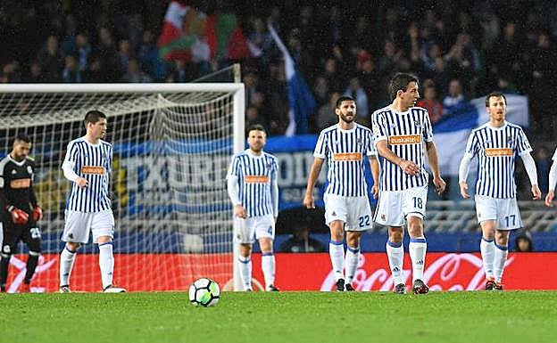 Los jugadores de la Real Sociedad tras encajar un gol del Getafe.