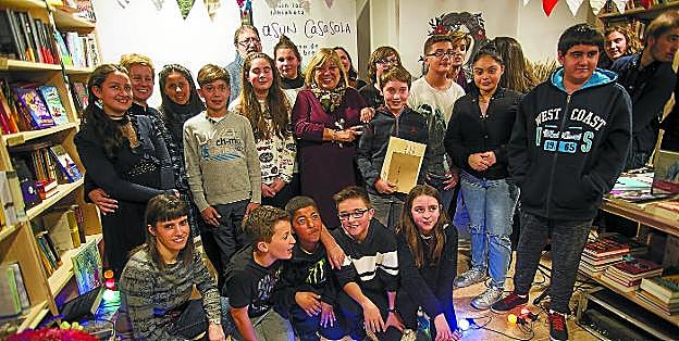 Los ganadores del concurso, representantes del jurado y un grupo de escolares del colegio Lekaenea rodean a Asun Casasola al término de la entrega de premios. 