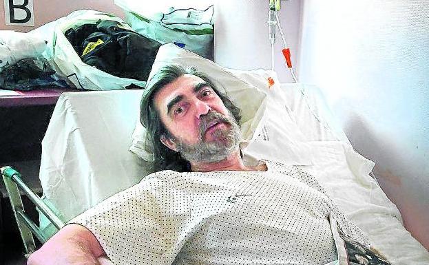 Francisco, en una cama del hospital de Basurto.
