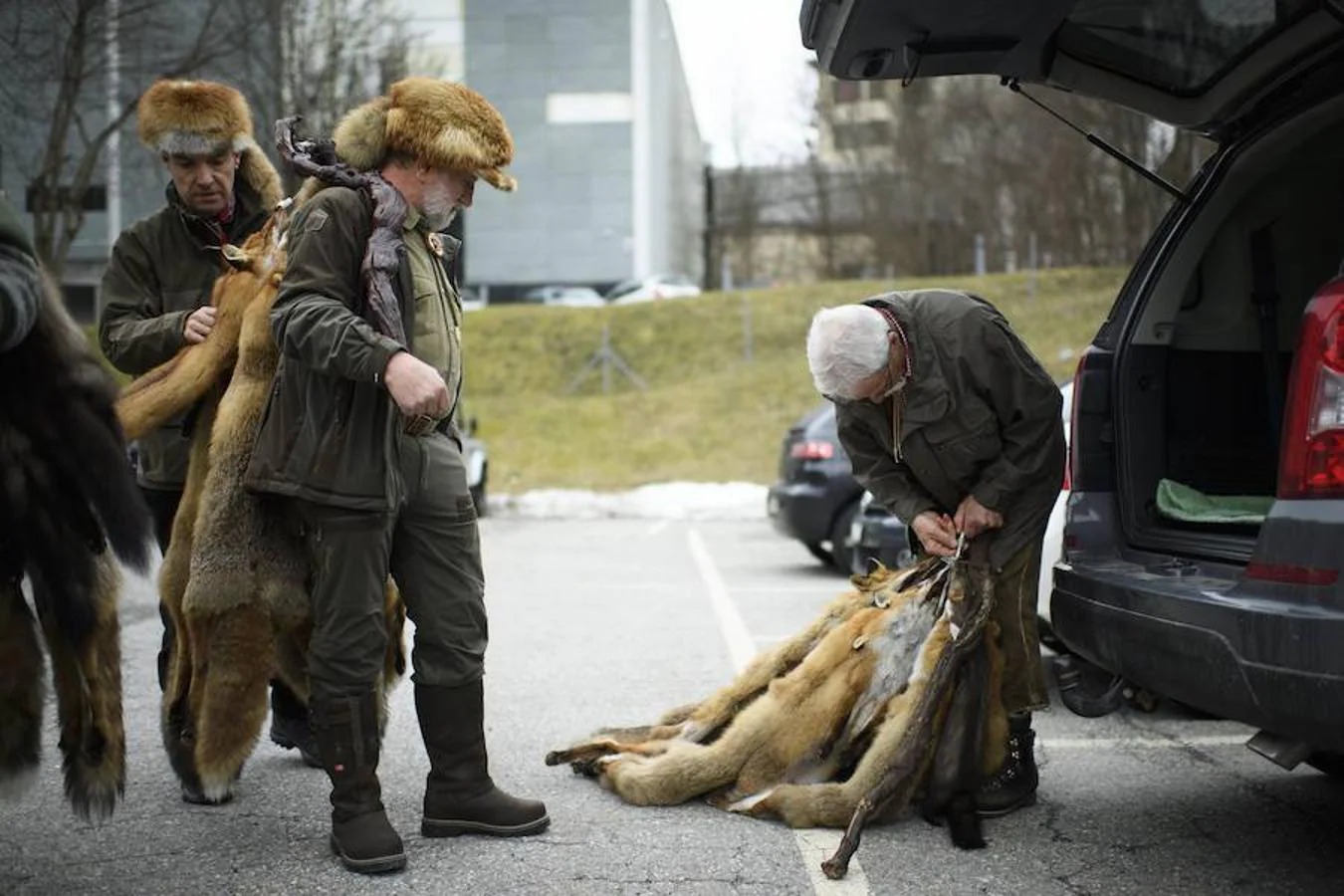 La comunidad cazadora se reúnen en su tradicional mercado de pieles en Thusis, Suiza. 