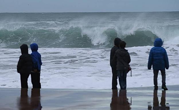 Un fin de semana con aviso amarillo por riesgo marítimo costero y nieve en el interior