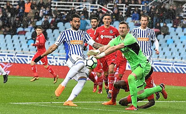 Willian José disputa un balón en el área de Guaita. 