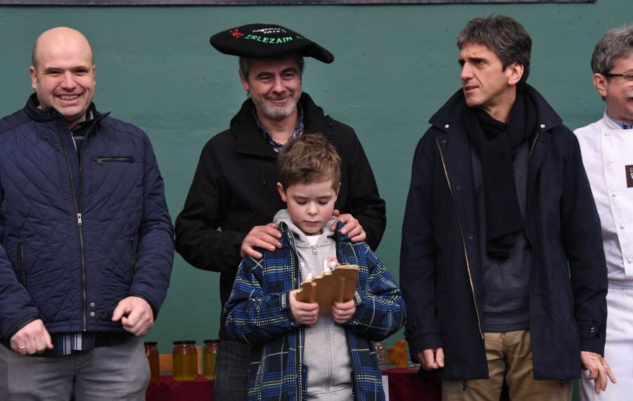 Zegama celebra el tradicional Erlearen Eguna con su ya famoso campeonato de miel. 