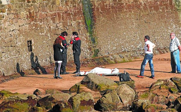 El cuerpo de la niña de año y medio Aycha Rezmives, cubierto por una sábana en Zarautz.