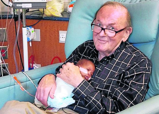 David Deutchman, de 82 años y con dos nietos, visita el hospital dos veces por semana para cuidar de los más pequeños. 