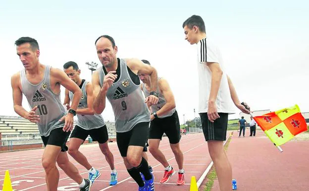 En forma. Estrada Fernández y Mateu Lahoz (delante), seguidos de Sánchez Martínez y Undiano Mallenco, durante unas pruebas físicas. Abajo, colegiados y asistentes en una reunión técnica. 