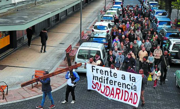 Procesión. Dos nigerianos portaron la cruz desde las Brígidas hasta la I.P. de Zumaburu. 