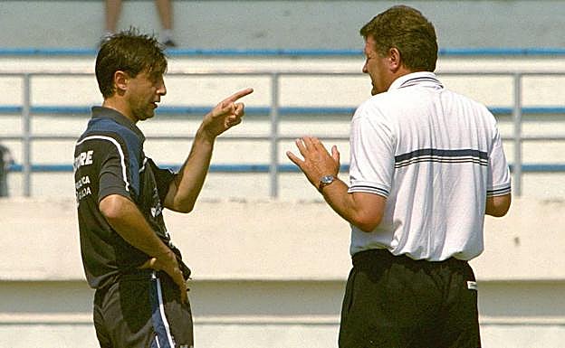 Loren junto a Toshack durante un entrenamiento en 2001.