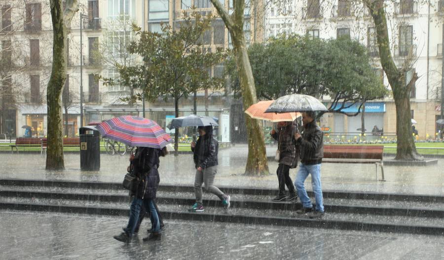 El mal tiempo se ha traducido este domingo en Donostia en intensas lluvias y momentos de granizo.