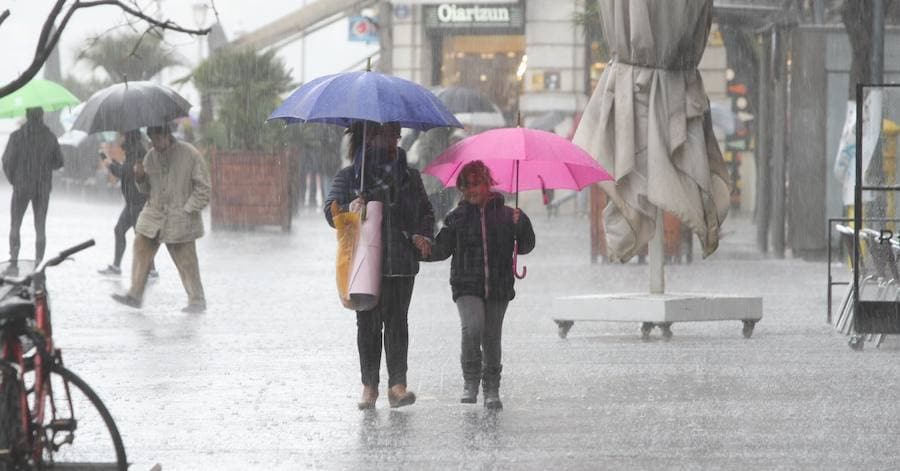 El mal tiempo se ha traducido este domingo en Donostia en intensas lluvias y momentos de granizo.