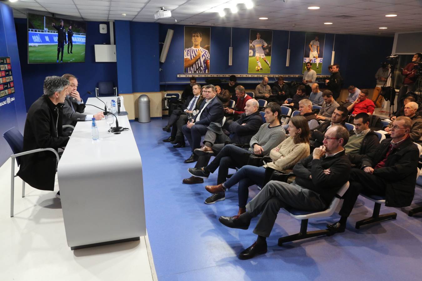 Imanol Alguacil ha sido presentado como nuevo entrenador de la Real Sociedad, sustituyendo de este modo a Eusebio Sacristán. Mikel Labaka será su segundo entrenador.
