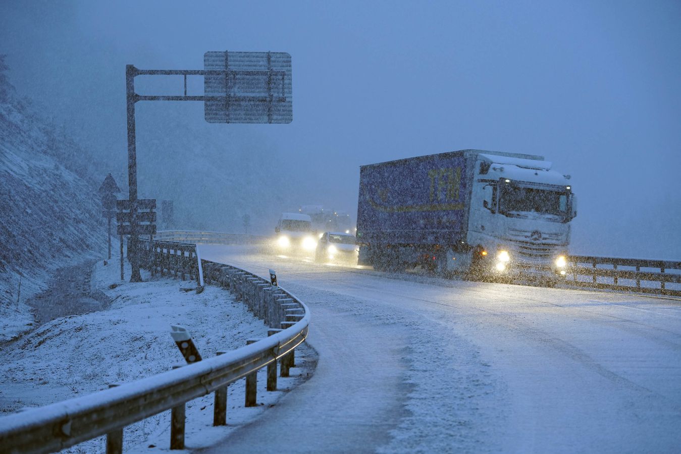 La nieve ha complicado la circulación por Etzegarate 