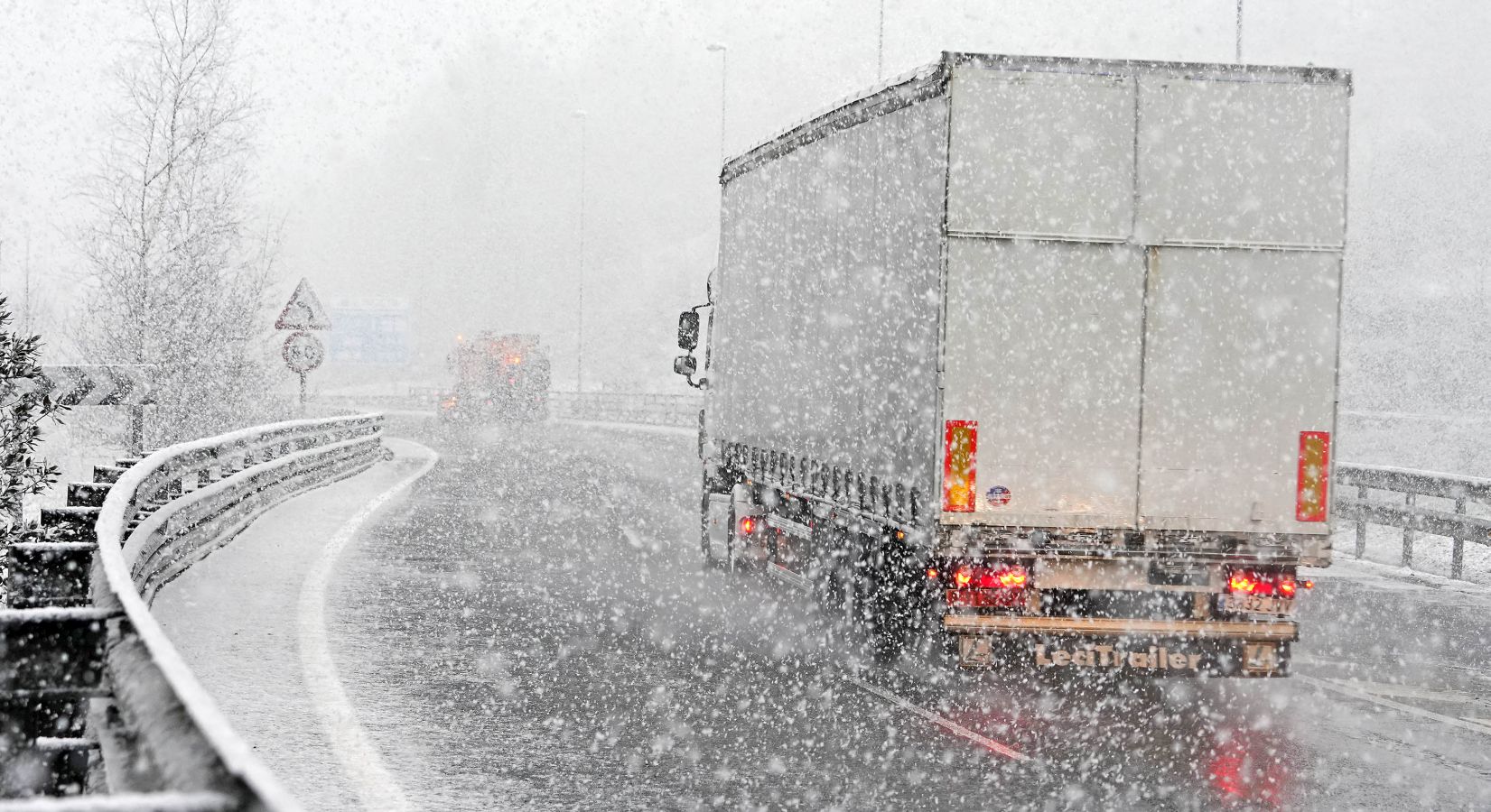 La nieve ha complicado la circulación por Etzegarate 