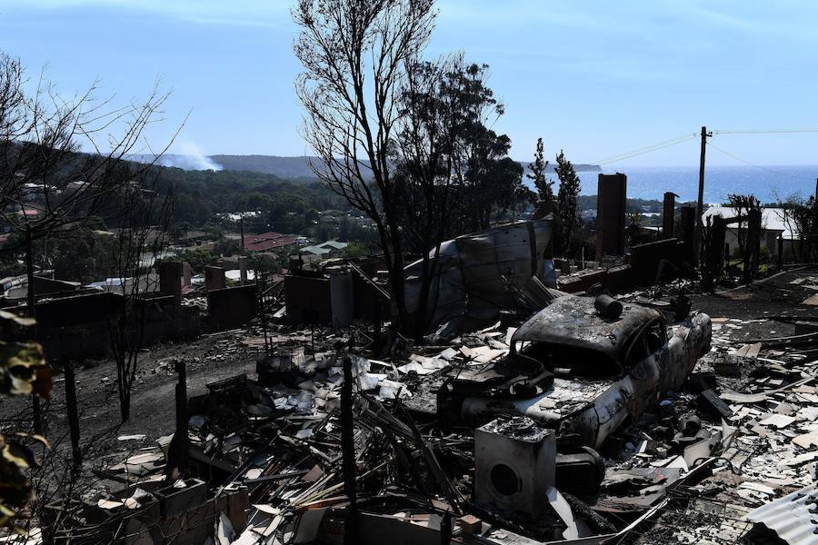 Unas noventa casas y propiedades han quedado destruidas en Australia a causa de los incendios forestales declarados desde el fin de semana en varias partes del país. 