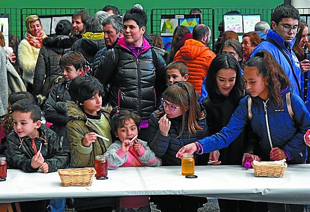 Pilotalekuan bildutako jendeak eztiak dastatzeko aukera izan zuen.
