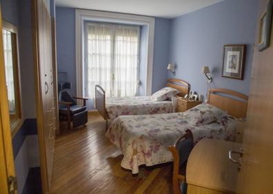 Imagen secundaria 1 - Miembros de la Diputación han visitado la residencia Aita-Etxe. 