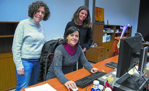 Naiara Arri (Elhuyar Aholkularitza), sentada Oihane Lakar (Elhuyar Komunikazioa) y Ainhoa Larrañaga (MU).