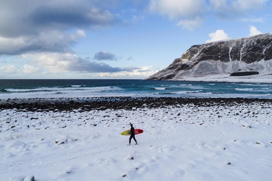 La ola izquierda en el mar en Unstad es una de las mejores del mundo. Los profesionales del surf galopan sobre ellas en otoño e invierno, y las del verano, más suaves, son perfectas para los principiantes. Las Lofoten, ubicadas en el extremo este del Mar de Noruega, bordeadas por Svalbard al norte, Groenlandia al oeste e Islandia al sur, son en la actualidad un verdadero paraíso para deslizarse sobre las olas en un paisaje excepcionalmente bello. Las auroras boreales sobre los atardeceres y la hechizante luz del invierno crean una atmósfera muy diferente a la de los lugares más tradicionales del surf.