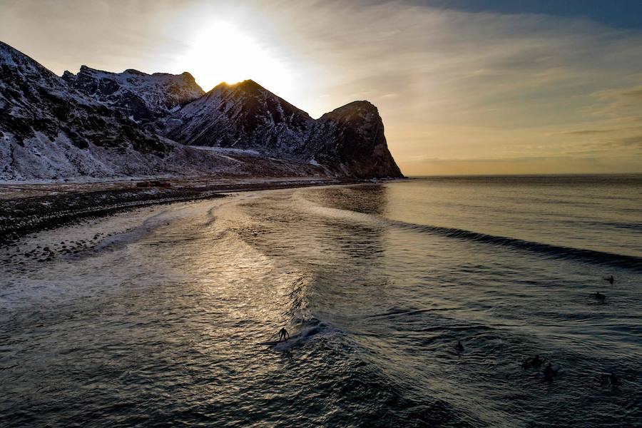 La ola izquierda en el mar en Unstad es una de las mejores del mundo. Los profesionales del surf galopan sobre ellas en otoño e invierno, y las del verano, más suaves, son perfectas para los principiantes. Las Lofoten, ubicadas en el extremo este del Mar de Noruega, bordeadas por Svalbard al norte, Groenlandia al oeste e Islandia al sur, son en la actualidad un verdadero paraíso para deslizarse sobre las olas en un paisaje excepcionalmente bello. Las auroras boreales sobre los atardeceres y la hechizante luz del invierno crean una atmósfera muy diferente a la de los lugares más tradicionales del surf.