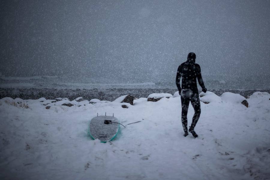 La ola izquierda en el mar en Unstad es una de las mejores del mundo. Los profesionales del surf galopan sobre ellas en otoño e invierno, y las del verano, más suaves, son perfectas para los principiantes. Las Lofoten, ubicadas en el extremo este del Mar de Noruega, bordeadas por Svalbard al norte, Groenlandia al oeste e Islandia al sur, son en la actualidad un verdadero paraíso para deslizarse sobre las olas en un paisaje excepcionalmente bello. Las auroras boreales sobre los atardeceres y la hechizante luz del invierno crean una atmósfera muy diferente a la de los lugares más tradicionales del surf.