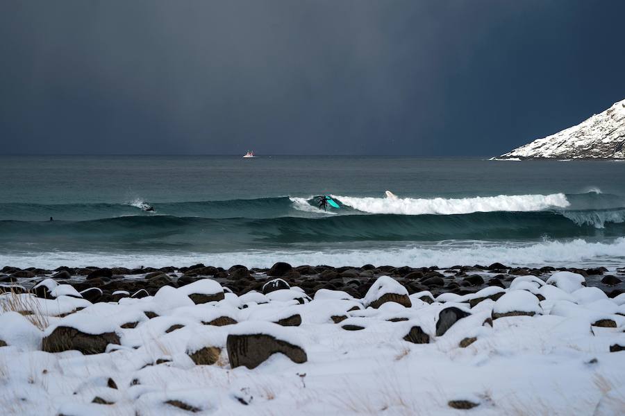 La ola izquierda en el mar en Unstad es una de las mejores del mundo. Los profesionales del surf galopan sobre ellas en otoño e invierno, y las del verano, más suaves, son perfectas para los principiantes. Las Lofoten, ubicadas en el extremo este del Mar de Noruega, bordeadas por Svalbard al norte, Groenlandia al oeste e Islandia al sur, son en la actualidad un verdadero paraíso para deslizarse sobre las olas en un paisaje excepcionalmente bello. Las auroras boreales sobre los atardeceres y la hechizante luz del invierno crean una atmósfera muy diferente a la de los lugares más tradicionales del surf.