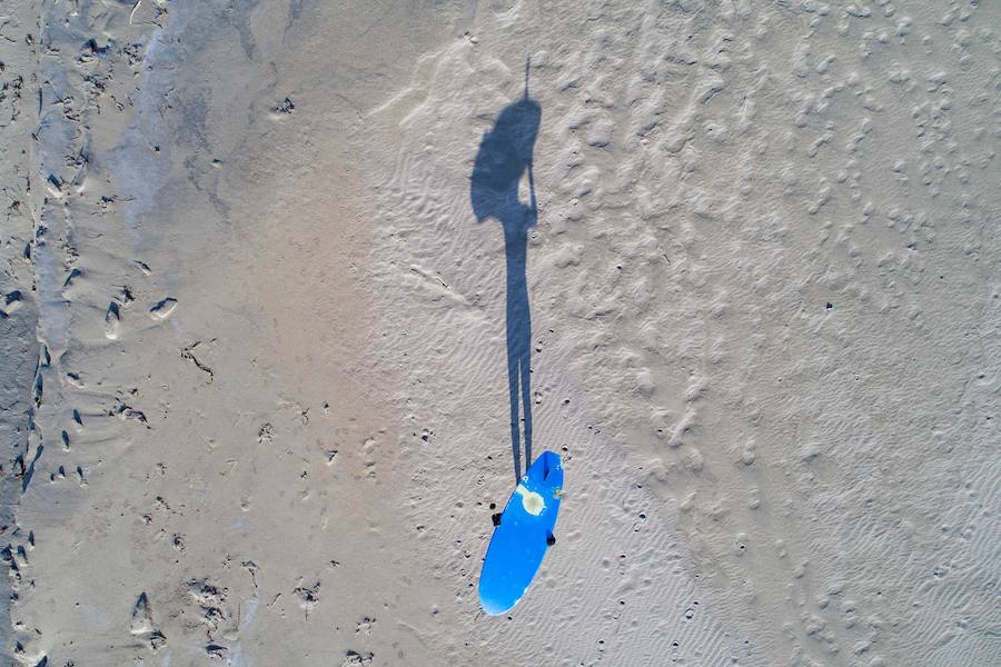 La ola izquierda en el mar en Unstad es una de las mejores del mundo. Los profesionales del surf galopan sobre ellas en otoño e invierno, y las del verano, más suaves, son perfectas para los principiantes. Las Lofoten, ubicadas en el extremo este del Mar de Noruega, bordeadas por Svalbard al norte, Groenlandia al oeste e Islandia al sur, son en la actualidad un verdadero paraíso para deslizarse sobre las olas en un paisaje excepcionalmente bello. Las auroras boreales sobre los atardeceres y la hechizante luz del invierno crean una atmósfera muy diferente a la de los lugares más tradicionales del surf.