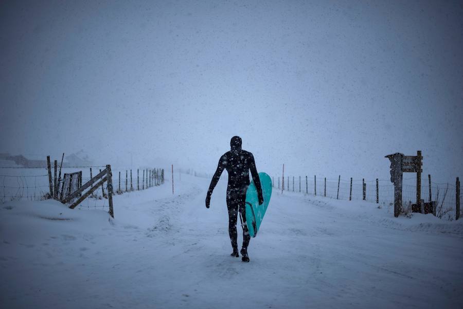 La ola izquierda en el mar en Unstad es una de las mejores del mundo. Los profesionales del surf galopan sobre ellas en otoño e invierno, y las del verano, más suaves, son perfectas para los principiantes. Las Lofoten, ubicadas en el extremo este del Mar de Noruega, bordeadas por Svalbard al norte, Groenlandia al oeste e Islandia al sur, son en la actualidad un verdadero paraíso para deslizarse sobre las olas en un paisaje excepcionalmente bello. Las auroras boreales sobre los atardeceres y la hechizante luz del invierno crean una atmósfera muy diferente a la de los lugares más tradicionales del surf.