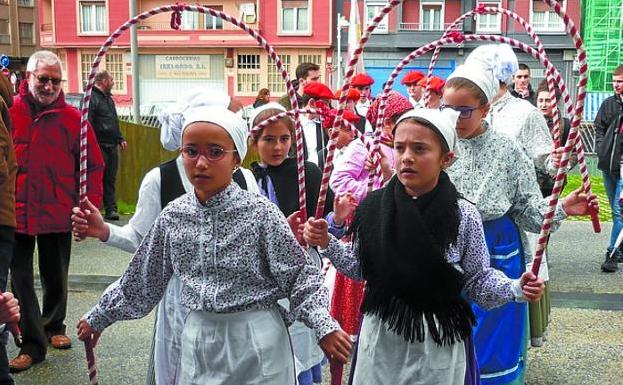 Los dantzaris de Alkar Txiki portando el estandarte que abrió el desfile. A la derecha, las dantzaris pasaitarras. Abajo, los gasteiztarras. 