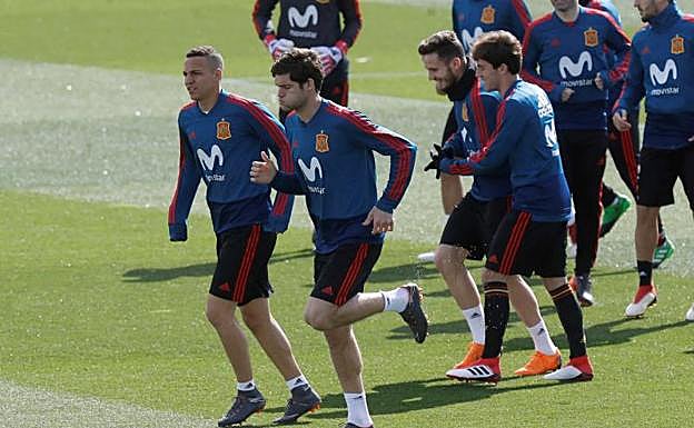 Marcos Alonso (2 i), en un entrenamiento con la selección española. 