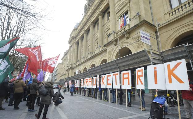 La marcha, ante la sede de la Diputación de Gipuzkoa