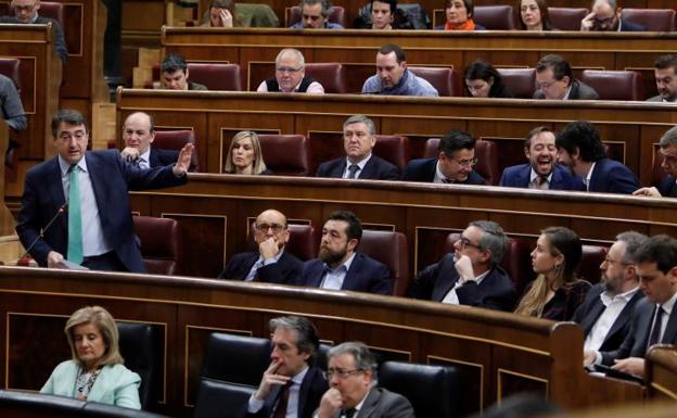 El portavoz del PNV interpela al presidente del Gobierno, Mariano Rajoy, al inicio de la sesión de control al Ejecutivo celebrada en el Congreso