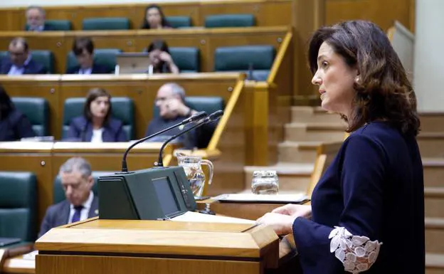 Beatriz Artolazabal durante el pleno del Parlamento Vasco. 