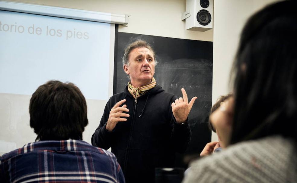 Juan Ignacio Mendizabal, 'Mendi', imparte clase a sus alumnos de Bachiller del colegio Summa Aldapeta de Donostia. 