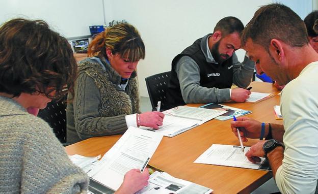 Los participantes del plan LANIN aprendiendo euskera. 