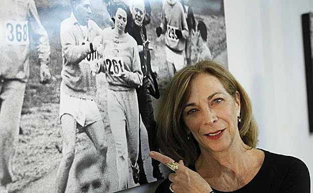 Kathrine Switzer señala una fotografía que recoge su hazaña