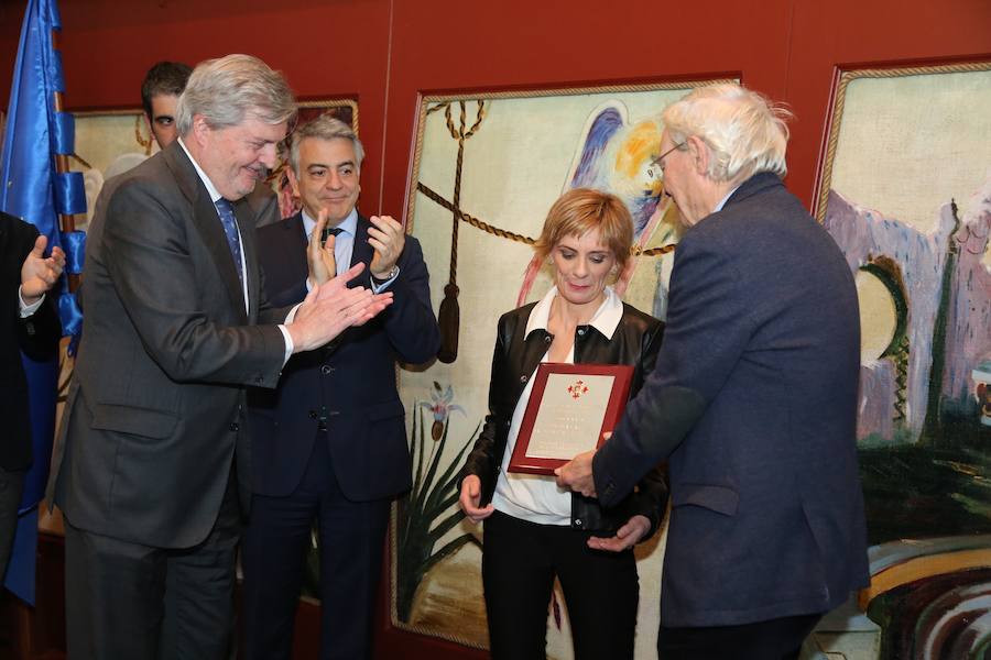 «Lagun ocupa un lugar de excepción en la transformación de San Sebastián, y destaca por su dignidad democrática y su honestidad intelectual, tras ser perseguida por todos aquellos que temen a la libertad en estos 50 últimos años», destaca el ministro de Cultural, Íñigo Méndez de Vigo, en la entrega del reconocimiento.