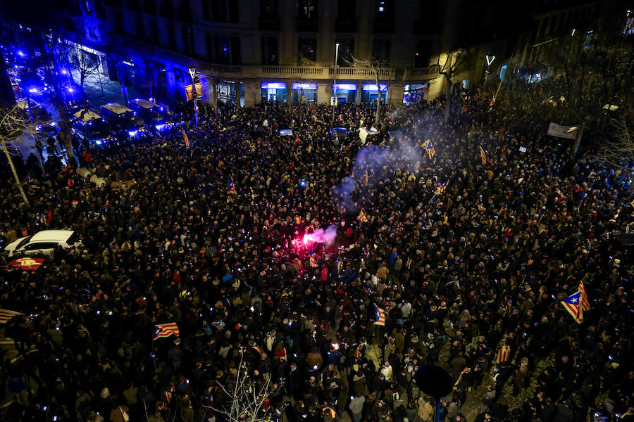 Un total de 22 personas han resultado heridas leves y dos con prónostico menos grave este viernes por la noche durante la movilización contra el encarcelamiento de políticos soberanistas en la zona de la Delegación del Gobierno en Cataluña.