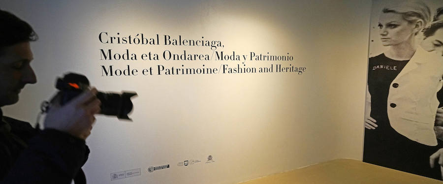 El Museo Balenciaga ha inaugurado la exposición 'Cristóbal Balenciaga. Moda y Patrimonio', que aspira a convertirse en una oportunidad para reflexionar el valor patrimonial de la obra del modisto. Este año 2018 se cumplen 50 años del retiro del maestro, momento en el que sus creaciones pasaron a poblar los archivos, las galerías y los museos.