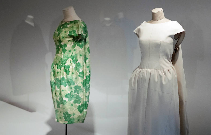 El Museo Balenciaga ha inaugurado la exposición 'Cristóbal Balenciaga. Moda y Patrimonio', que aspira a convertirse en una oportunidad para reflexionar el valor patrimonial de la obra del modisto. Este año 2018 se cumplen 50 años del retiro del maestro, momento en el que sus creaciones pasaron a poblar los archivos, las galerías y los museos.