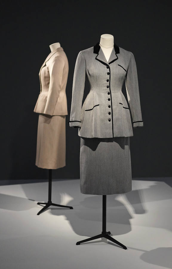 El Museo Balenciaga ha inaugurado la exposición 'Cristóbal Balenciaga. Moda y Patrimonio', que aspira a convertirse en una oportunidad para reflexionar el valor patrimonial de la obra del modisto. Este año 2018 se cumplen 50 años del retiro del maestro, momento en el que sus creaciones pasaron a poblar los archivos, las galerías y los museos.