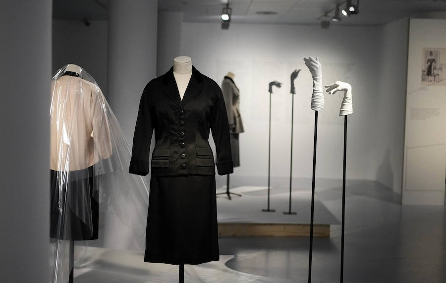 El Museo Balenciaga ha inaugurado la exposición 'Cristóbal Balenciaga. Moda y Patrimonio', que aspira a convertirse en una oportunidad para reflexionar el valor patrimonial de la obra del modisto. Este año 2018 se cumplen 50 años del retiro del maestro, momento en el que sus creaciones pasaron a poblar los archivos, las galerías y los museos.