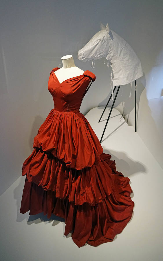 El Museo Balenciaga ha inaugurado la exposición 'Cristóbal Balenciaga. Moda y Patrimonio', que aspira a convertirse en una oportunidad para reflexionar el valor patrimonial de la obra del modisto. Este año 2018 se cumplen 50 años del retiro del maestro, momento en el que sus creaciones pasaron a poblar los archivos, las galerías y los museos.