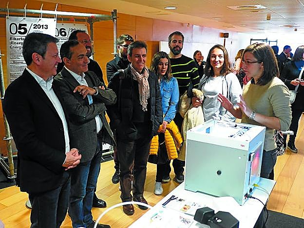 Los alcaldes y concejales observan cómo funciona una impresora 3D.