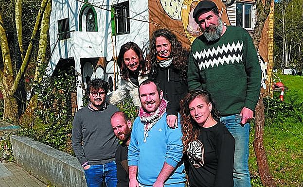 Proiektuen sustatzaileak Lakaxita Gaztetxean. 