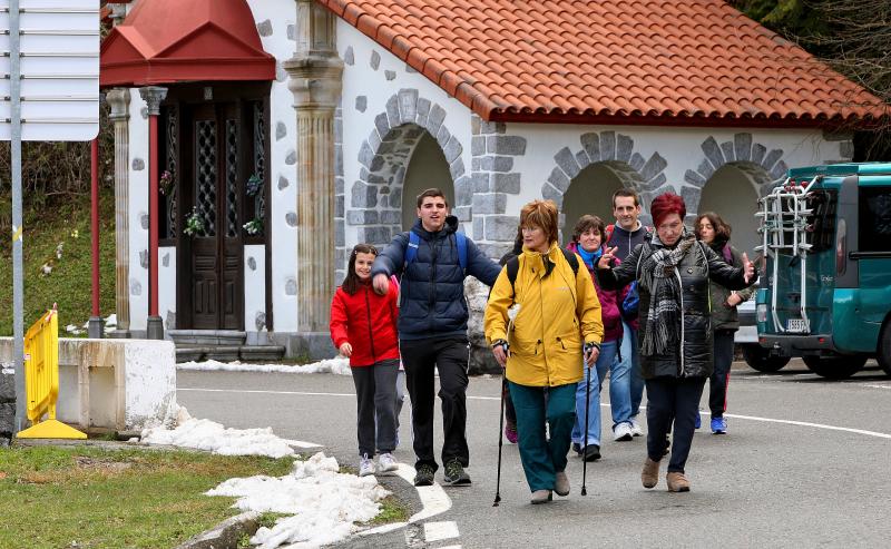 El recorrido por la diócesis de la Cruz de Lampedusa, símbolo para denunciar el drama de los refugiado y los emigrantes, llega a Bergara tras participar por la mañana en la marcha a Arantzazu.