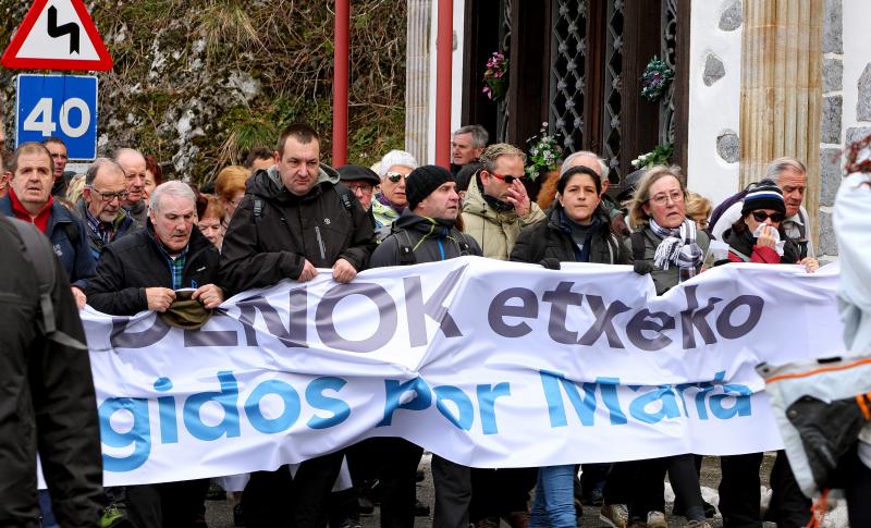 El recorrido por la diócesis de la Cruz de Lampedusa, símbolo para denunciar el drama de los refugiado y los emigrantes, llega a Bergara tras participar por la mañana en la marcha a Arantzazu.