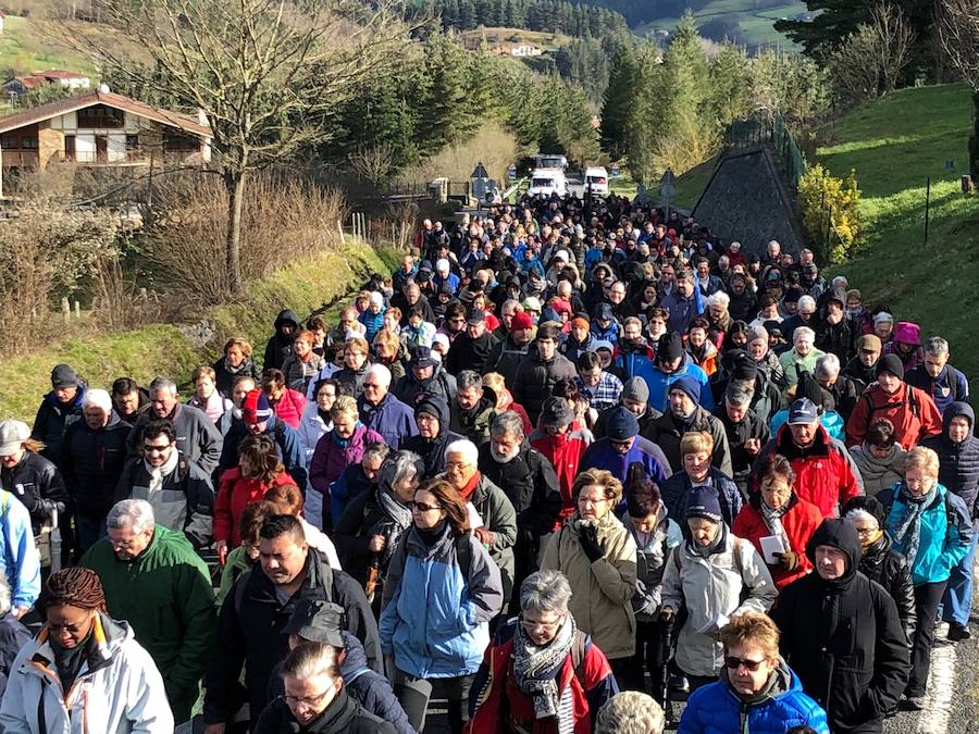 El recorrido por la diócesis de la Cruz de Lampedusa, símbolo para denunciar el drama de los refugiado y los emigrantes, llega a Bergara tras participar por la mañana en la marcha a Arantzazu.