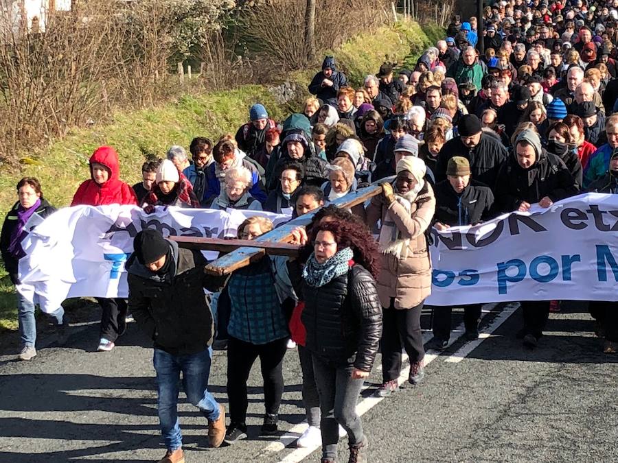 El recorrido por la diócesis de la Cruz de Lampedusa, símbolo para denunciar el drama de los refugiado y los emigrantes, llega a Bergara tras participar por la mañana en la marcha a Arantzazu.