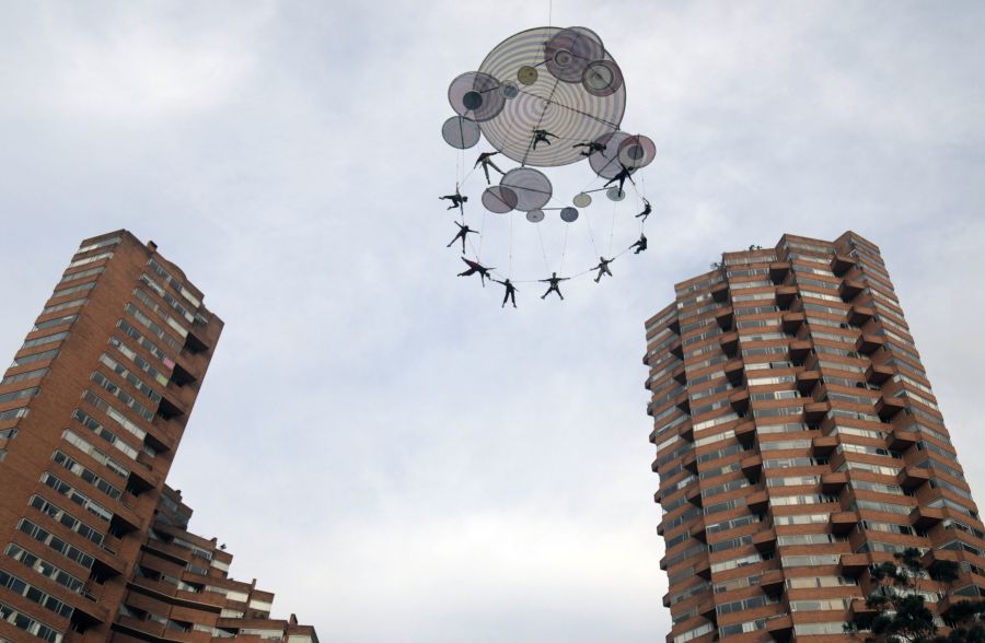 La compañía española Voalá realiza un ensayo de la obra 'Muaré' durante el Festival Iberoamericano de Teatro de Bogotá, Colombia. El espectáculo se desarrolla en el aire, con los actores colgando de una especie de titiritero psicodélico que los desplaza de arriba a abajo y los hace girar, acompañados además de una banda de rock en directo que se convierte casi en un actor más de la obra. 